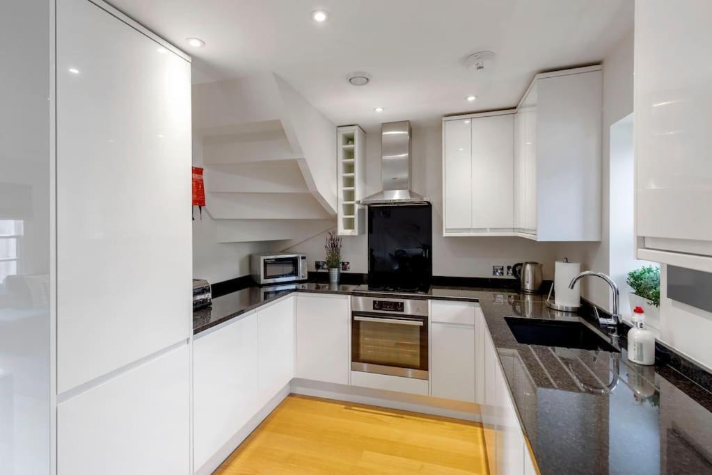 Вилла Fantastic 3-Bed House With Parking Бат Экстерьер фото