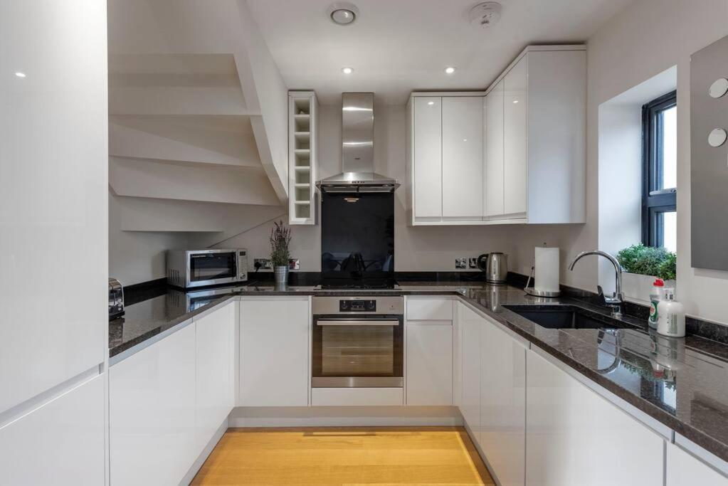 Вилла Fantastic 3-Bed House With Parking Бат Экстерьер фото