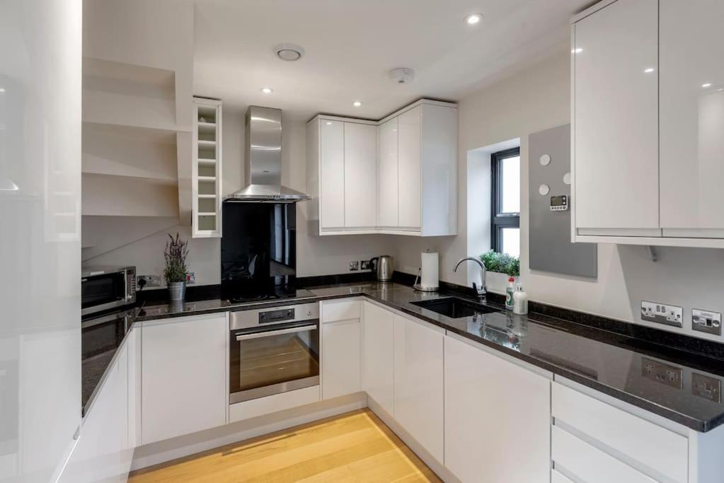Вилла Fantastic 3-Bed House With Parking Бат Экстерьер фото