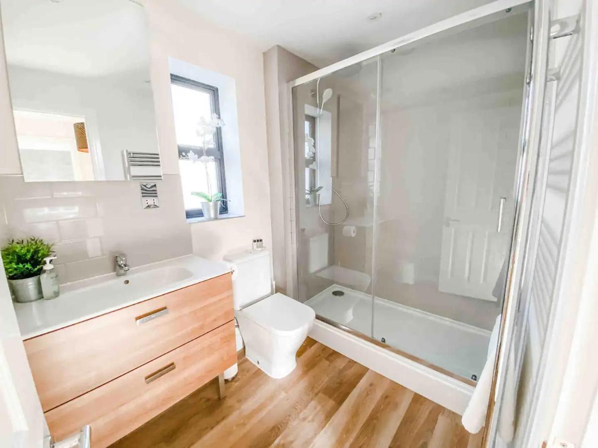 Вилла Fantastic 3-Bed House With Parking Бат Экстерьер фото